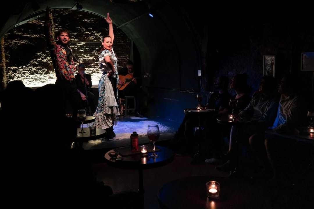 En La Cueva de Lola vivirás una experiencia única. ¡Ven y disfruta de un espectáculo flamenco de baile, cante y guitarra