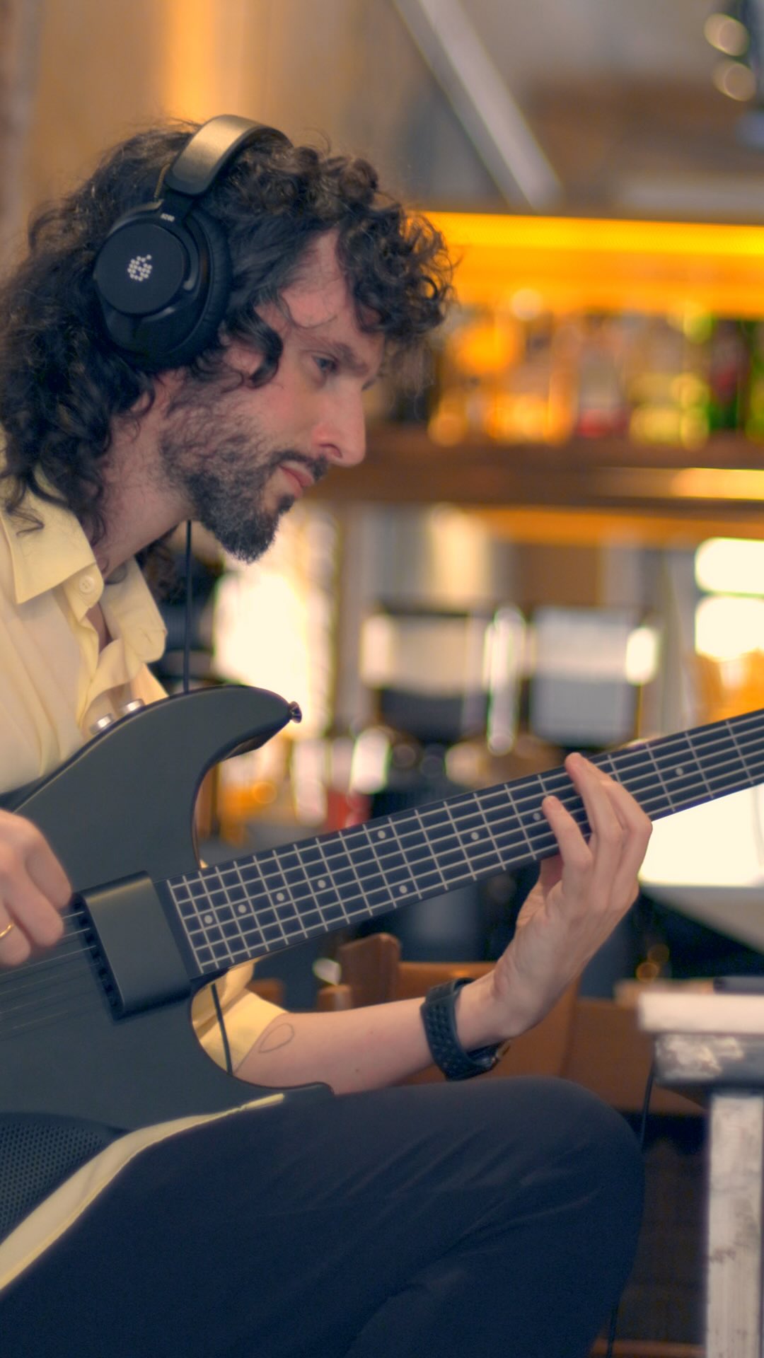 Can you produce a full track in a café? *Ad I brought my @aerobandofficial guitar to @ladivinabohemiabistro (Madrid) and