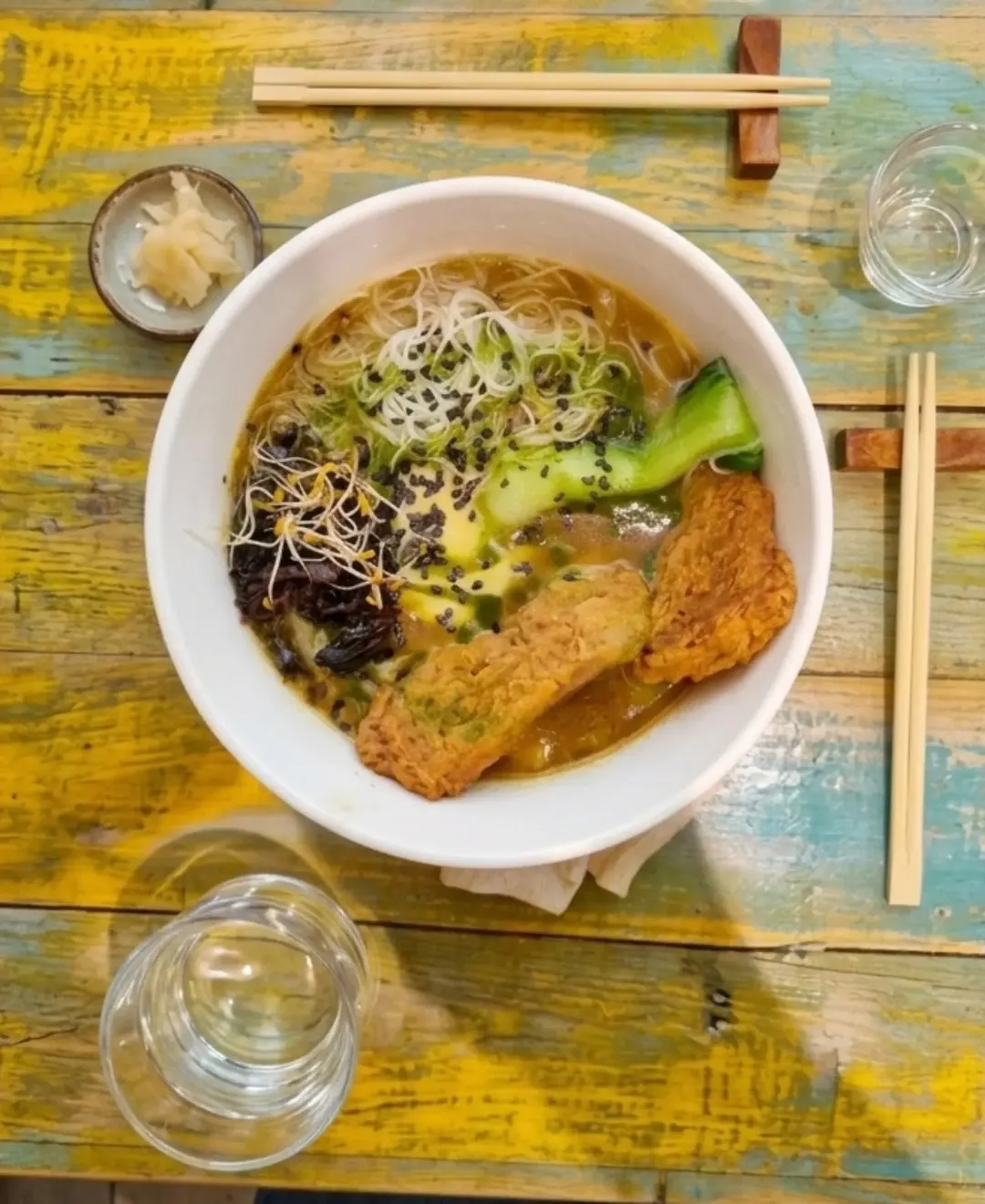 🍜 Hay platos que no solo alimentan, también abrazan
🥬 Nuestro Shoyu Ramen es ese viaje de sabor que empieza con un cald