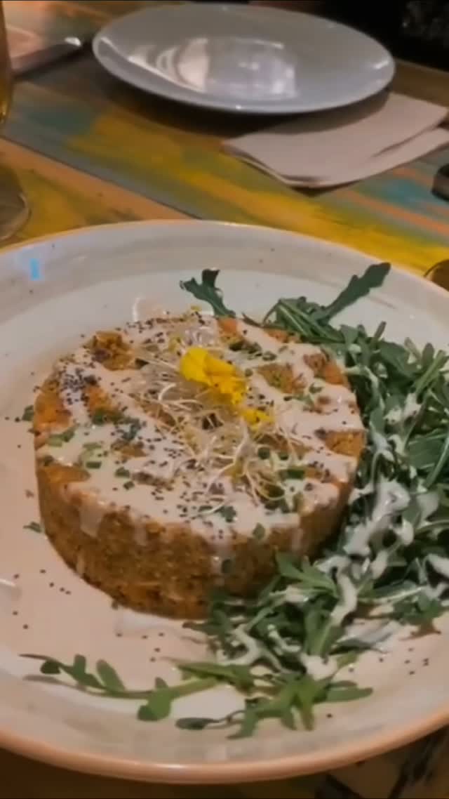 🌿 Hay entrantes que vienen a abrir el apetito... y otros que se convierten en protagonistas
🥣 Nuestro timbal de quinoa