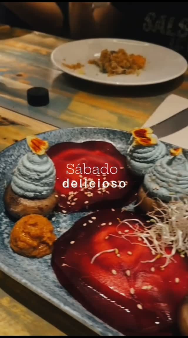 😋Los sábados saben mejor cuando no tienes que elegir entre comer bien o disfrutar
🍽️ En La Encomienda Vegana abrimos a
