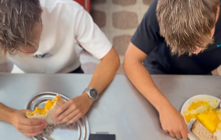 La tortilla se merece elegir cómo disfrutarla.. A partir de ahora puedes pedirla en pincho o en bocata 💛

Tú eliges el f