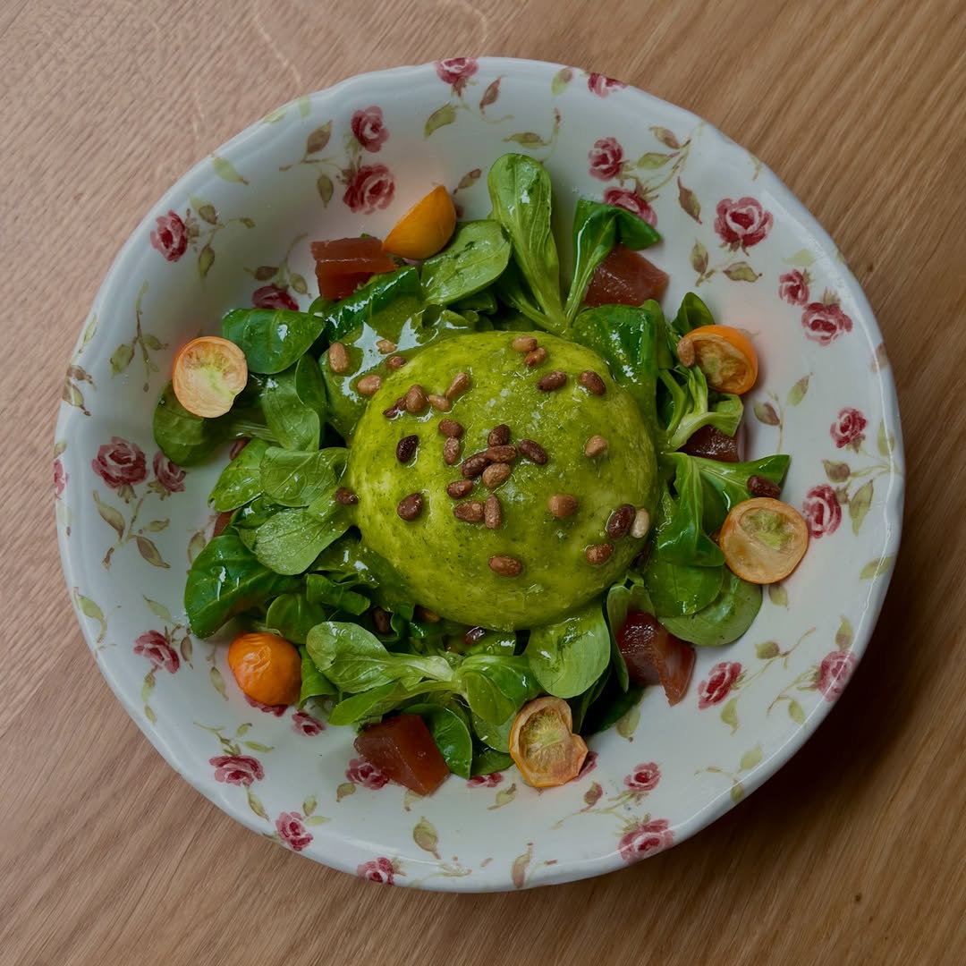 Para estos días donde el calor se empieza a notar, nuestra ensalada de Burrata con pesto de queso Galmesano es la mejor 
