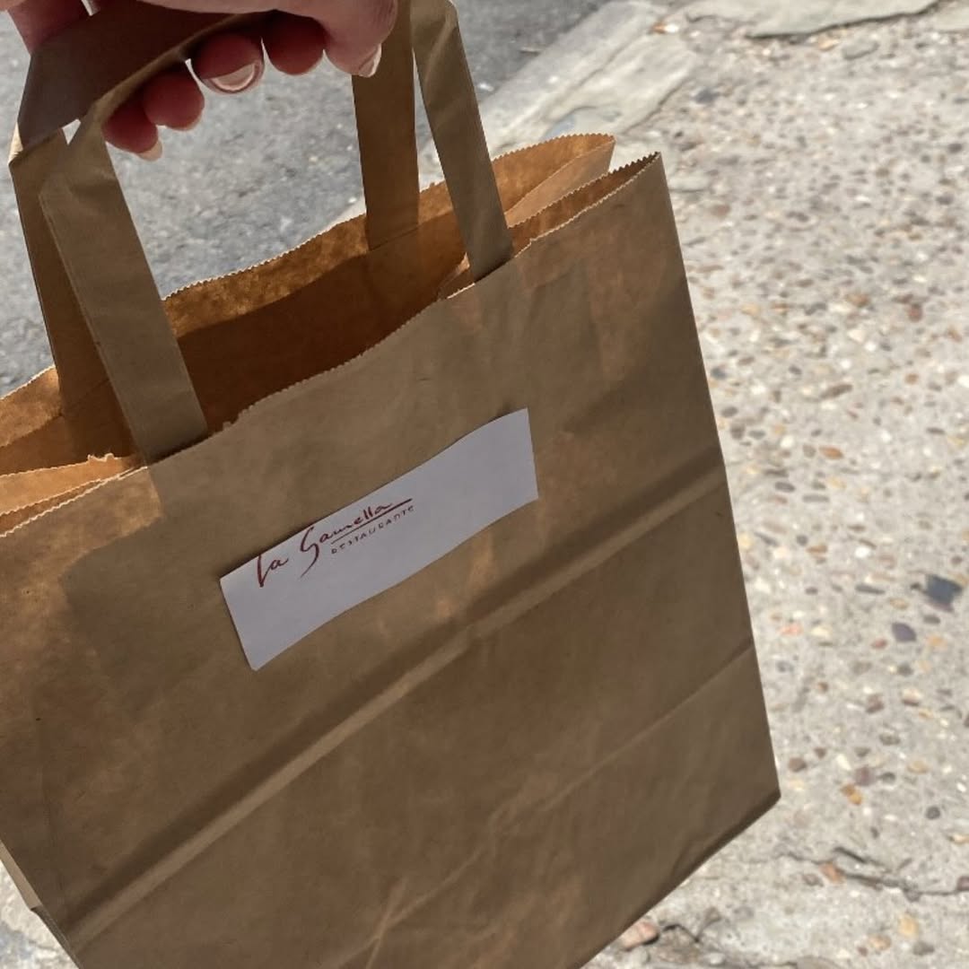 Recap 2025❤️
1) Take away 
2) Algunos de nuestros clientes y amigos
3) Lucas y Ana tras la barra
4) Buba, María José y F