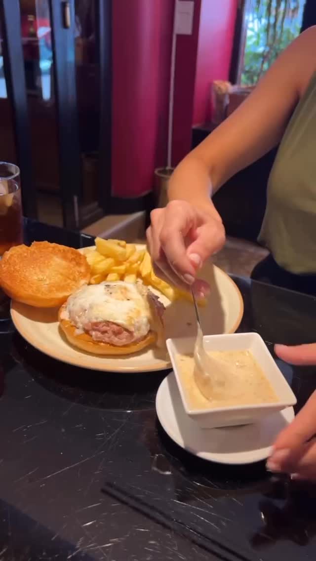 Todavía no habéis probado nuestra hamburguesa ibérica con la salsa mayobacon?! Esto sí que es grrrr😋🍔🥓