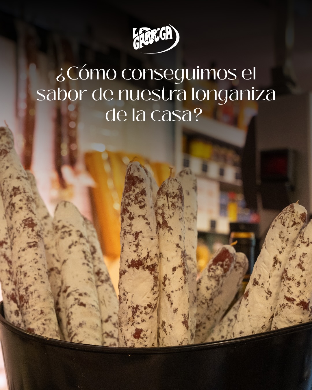 Una longaniza no sabe igual cuando se hace con tiempo.
La nuestra combina pimentón, especias y una curación artesanal qu