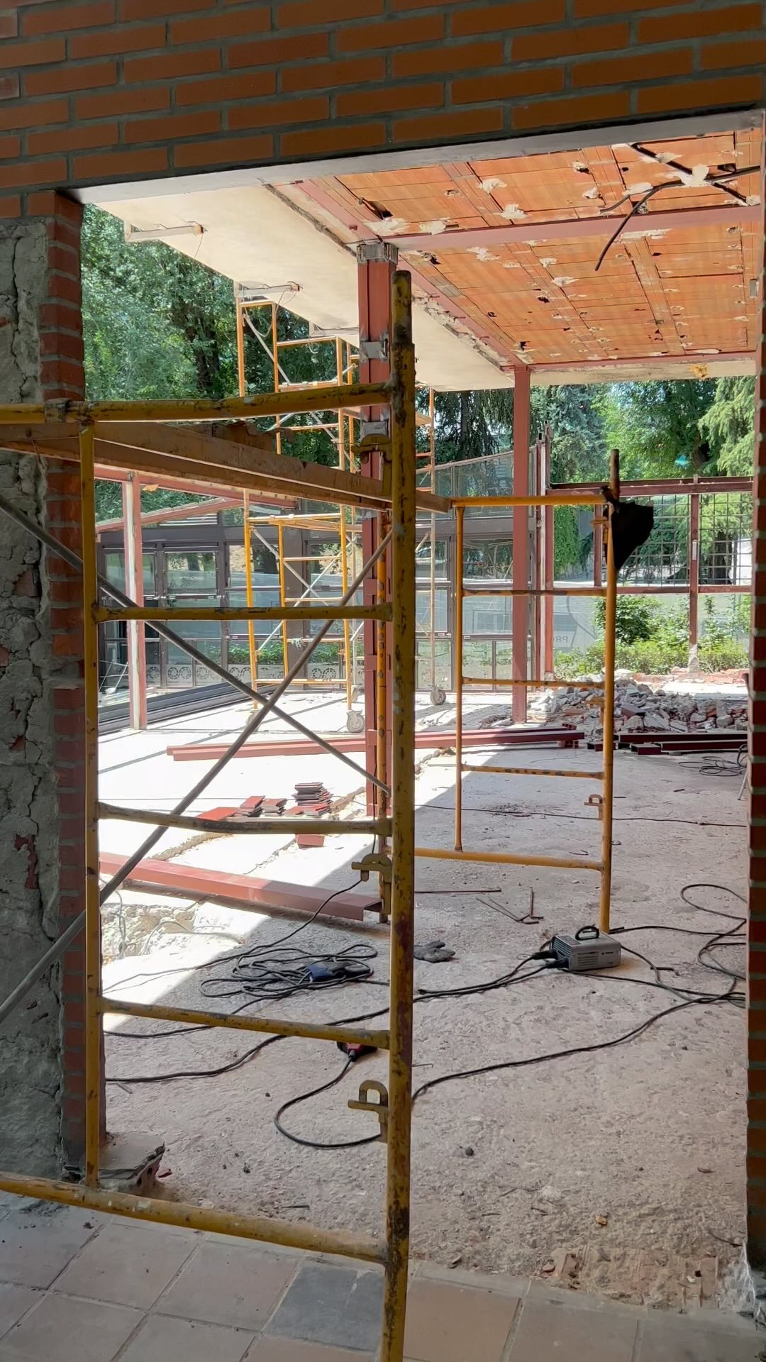 Queda mucho trabajo, pero en nuestra cabeza esto ya está montando! 
Un espacio abierto y fresco donde la naturaleza y el
