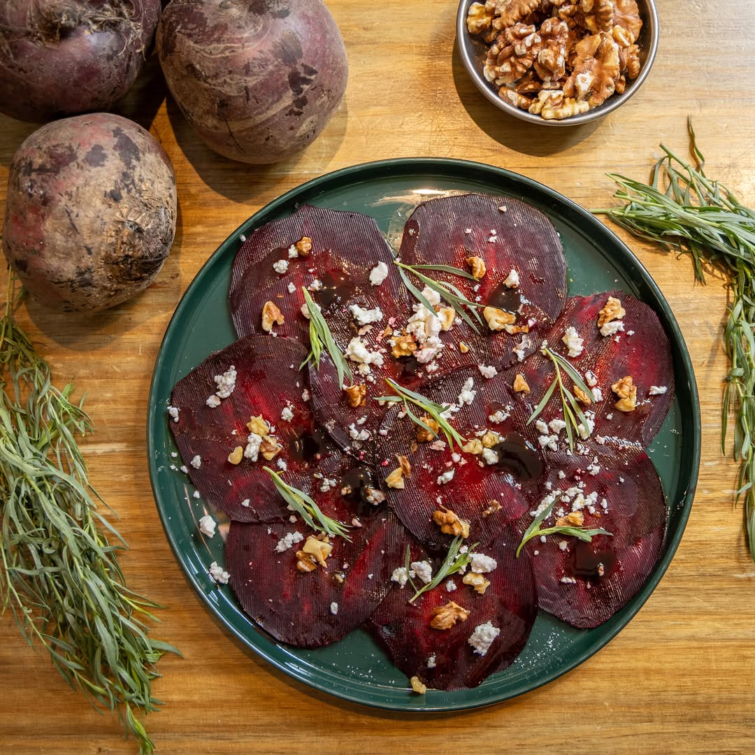 ¡Tenemos nuevo plato!
Carpaccio de remolacha 🫜 

Remolacha laminada con queso feta, nueces, hierbas frescas, aceite de o
