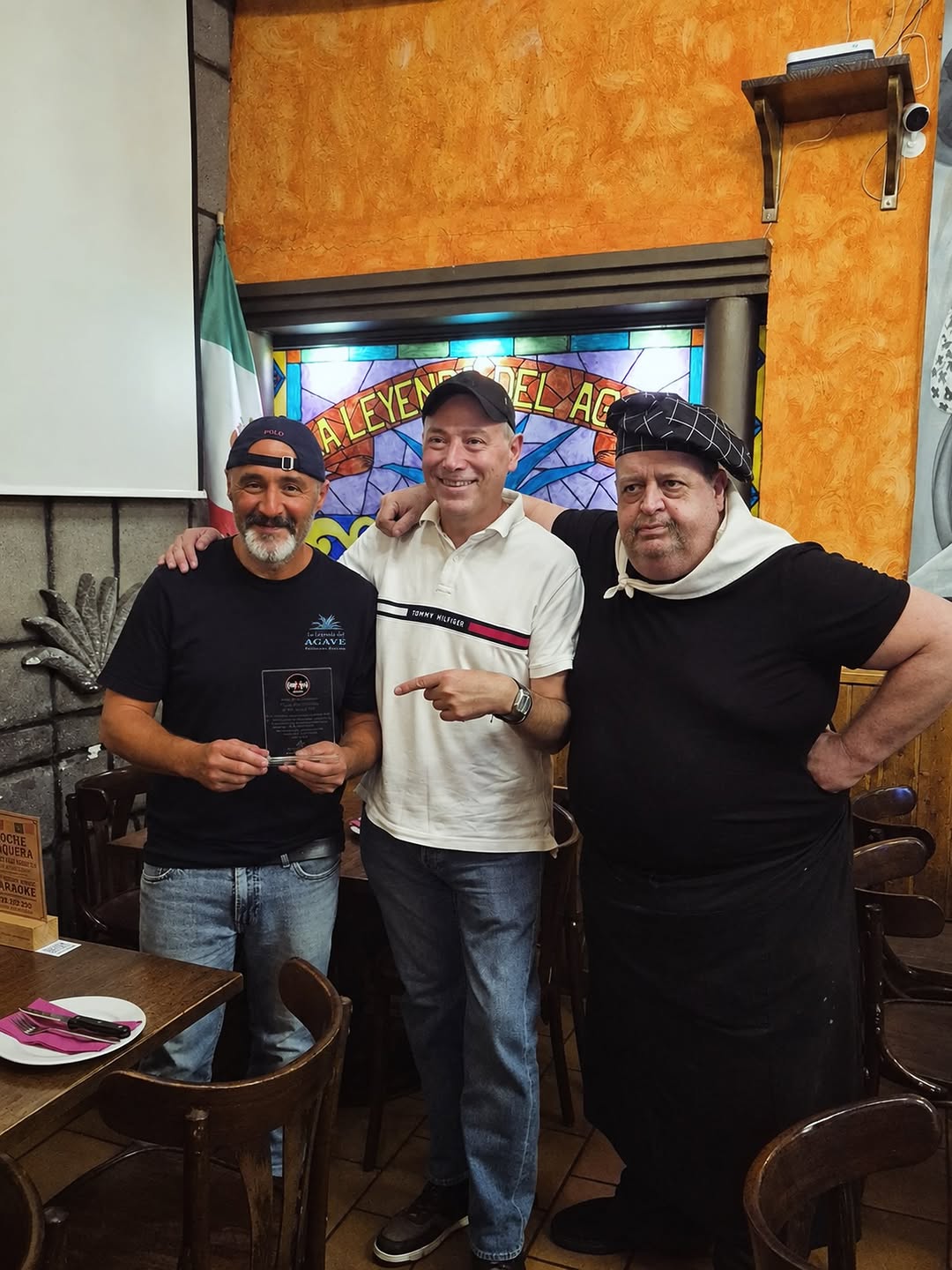 ¡Felicidades, @tono_muniz MxE Radio, por estos 10 años! 🎉
Una década dando voz, creando comunidad y llevando el nombre d
