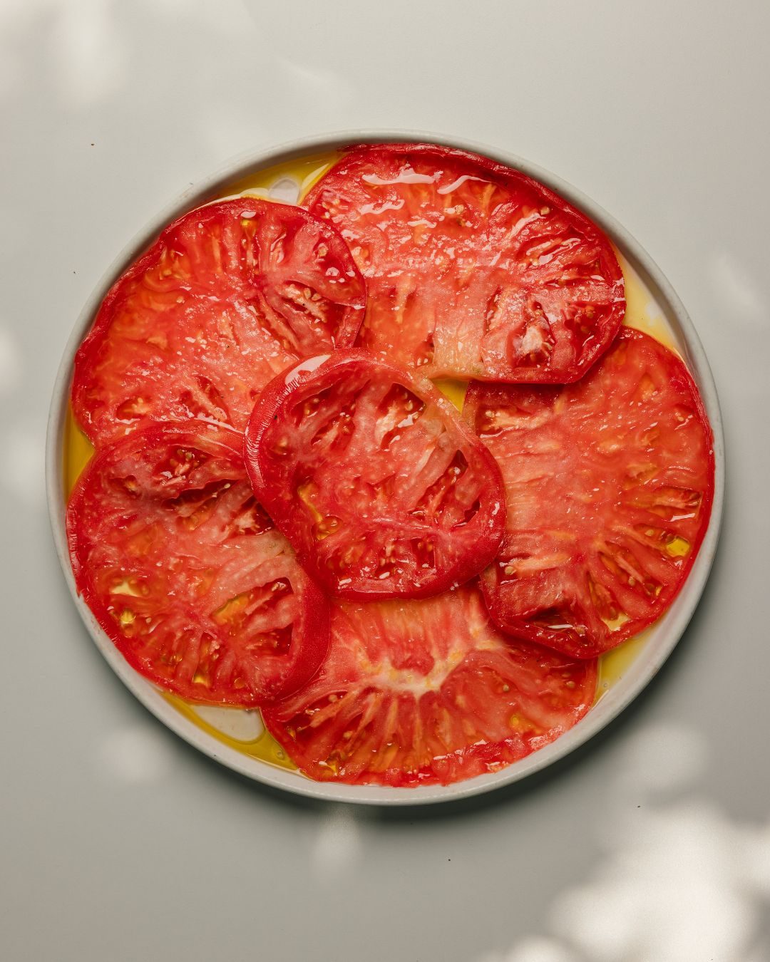 Tomates de temporada, escamas de sal marina y un buen aceite de oliva virgen extra.
A veces, el verano cabe en un solo