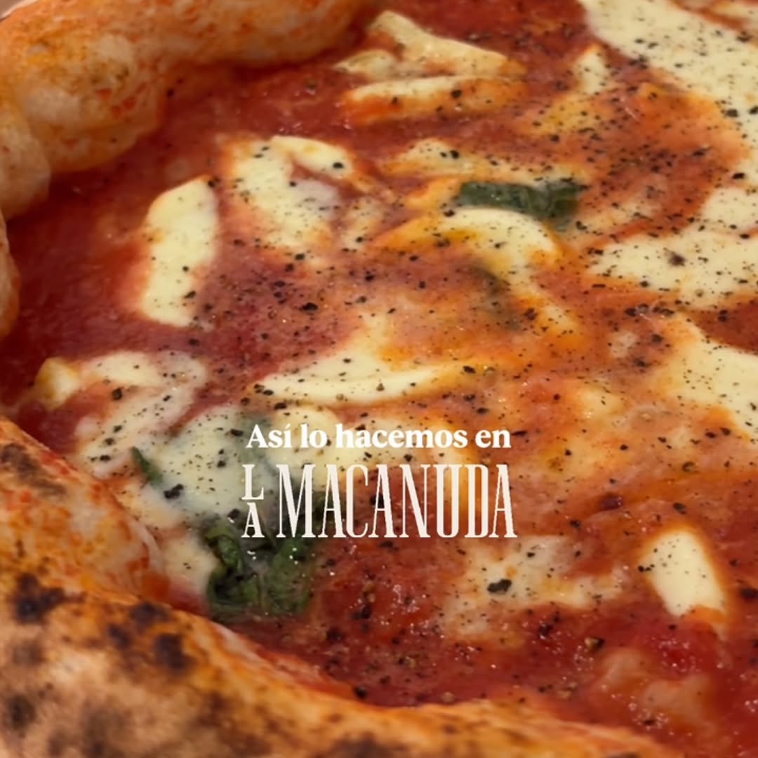 Pizza napolitana recién salida del horno, vinos naturales en la copa y tiempo para disfrutarlos como se debe.
En La Mac