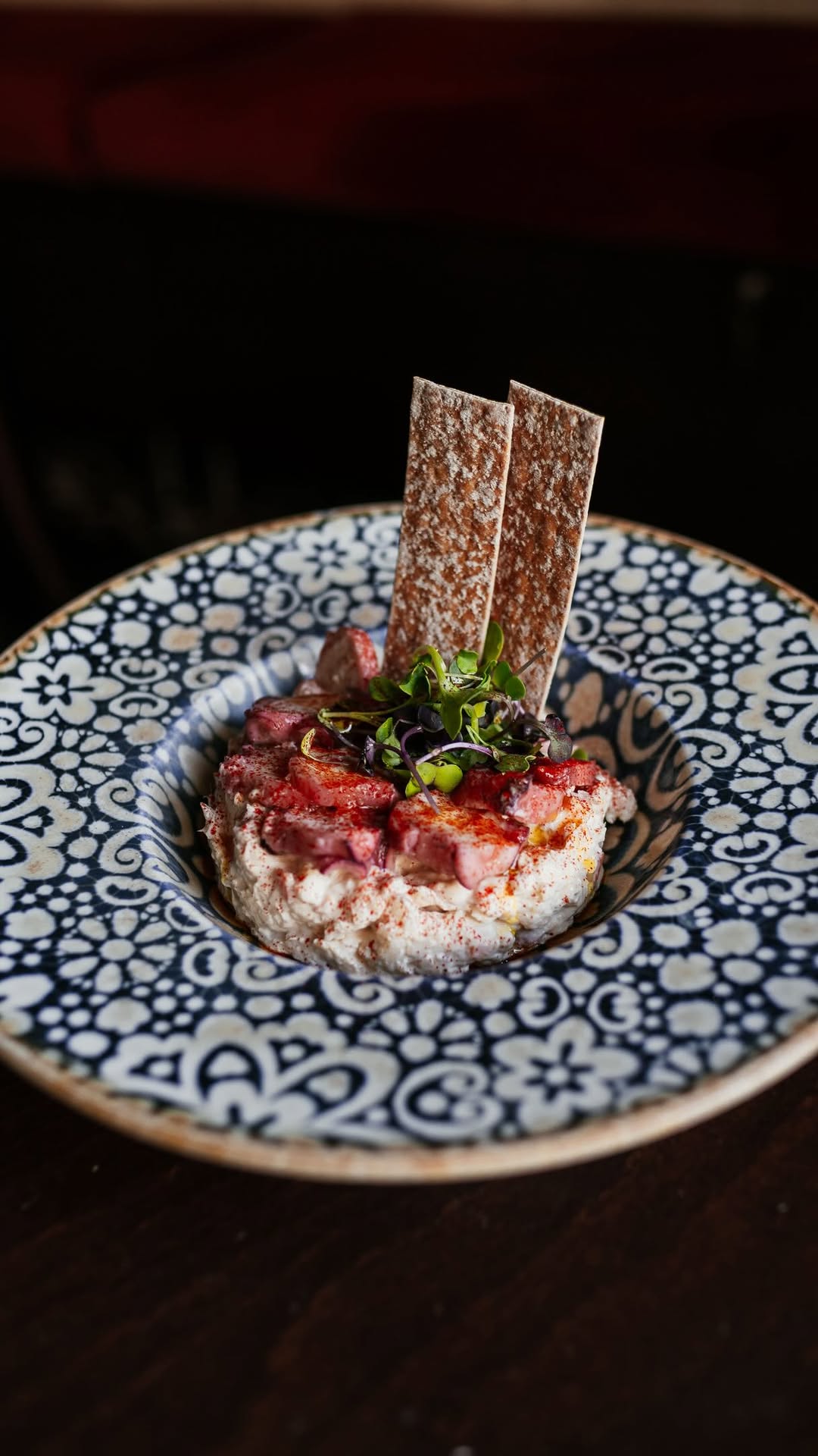 La ensaladilla rusa es una de las tapas más clásicas del recetario español.
De esas que, al final, siempre te saben mej
