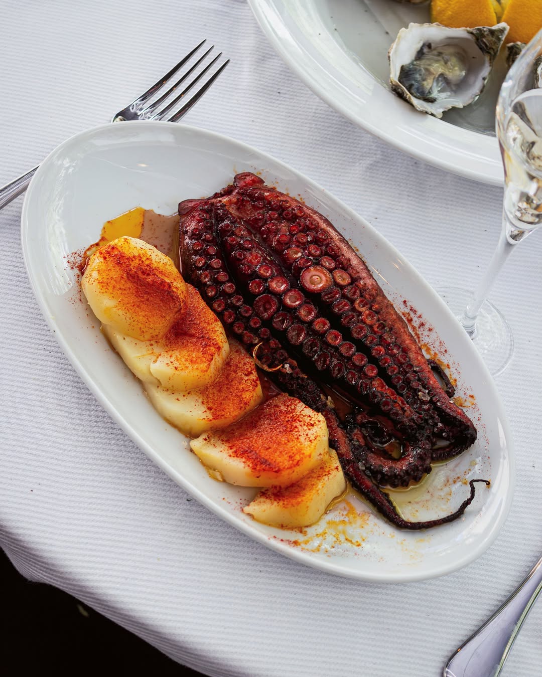 Todo gran clásico tiene un porqué.
El pulpo gallego sigue conquistando mesa tras mesa por una razón muy sencilla: el me