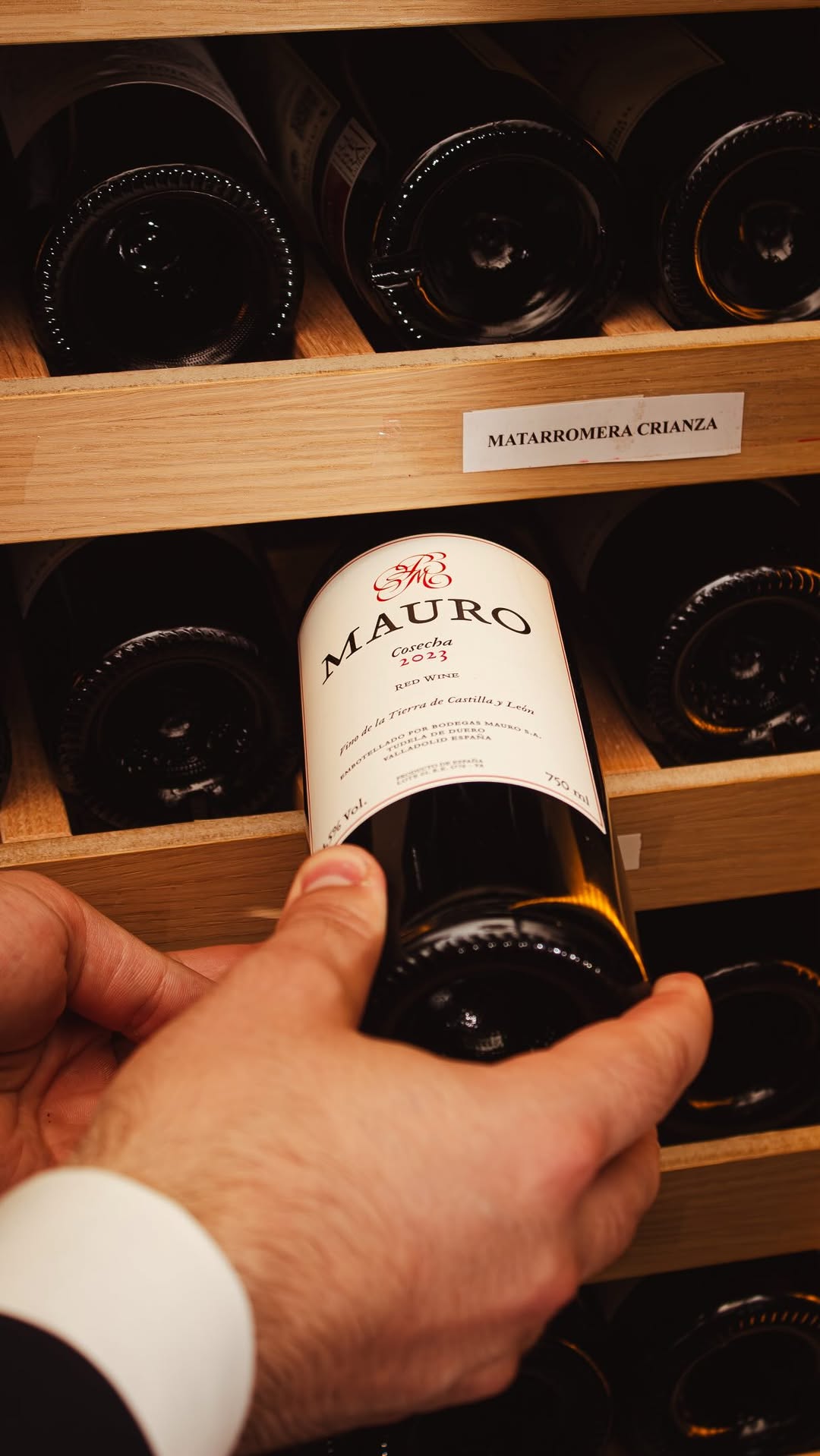 ¿Mi color favorito? El vino.
Y si es alrededor de una buena mesa, mejor todavía.
La Máquina.