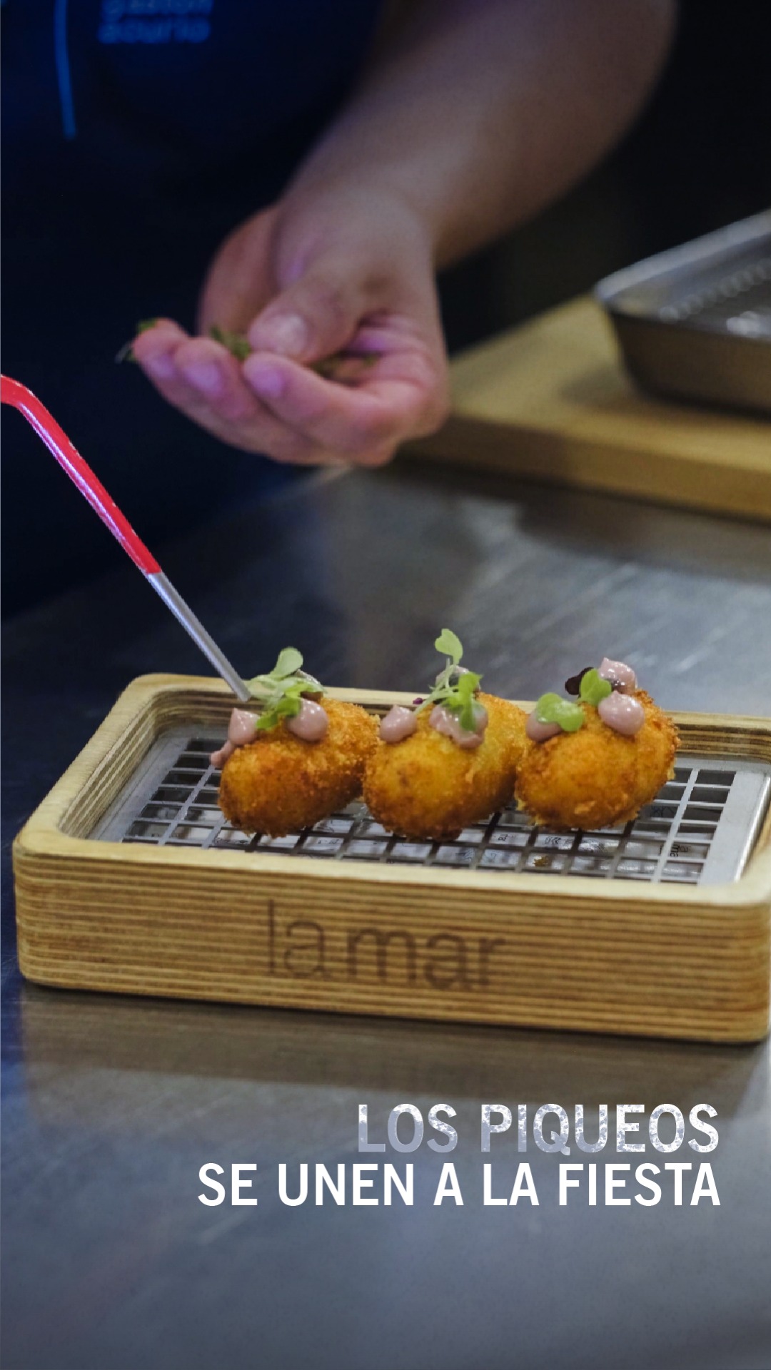 La nueva carta ya llegó a La Mar.
Nuevos platos, nuevos antojos y más razones para sentarnos alrededor de la mesa.
Per
