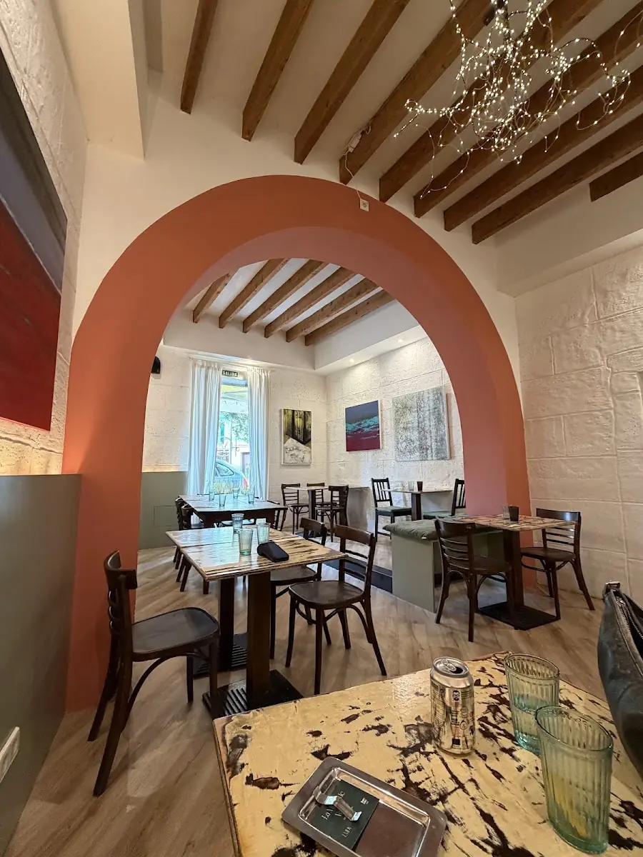 The arched dining room at La Mujer de Verde