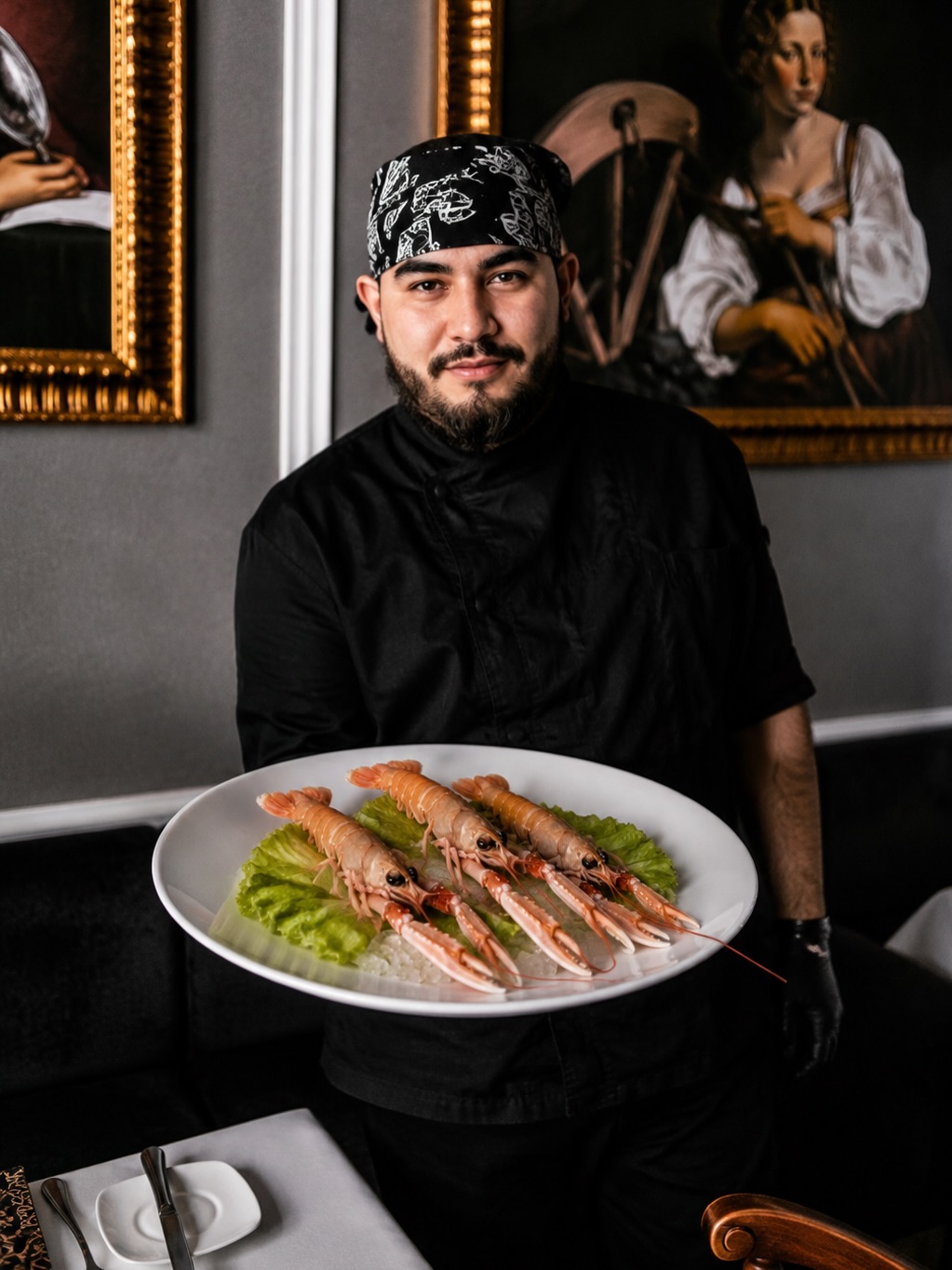 Alta cocina francesa.

Cigala en carpaccio marinada en armagnac.

Por encima, una crema hecha de verduras y una reducció