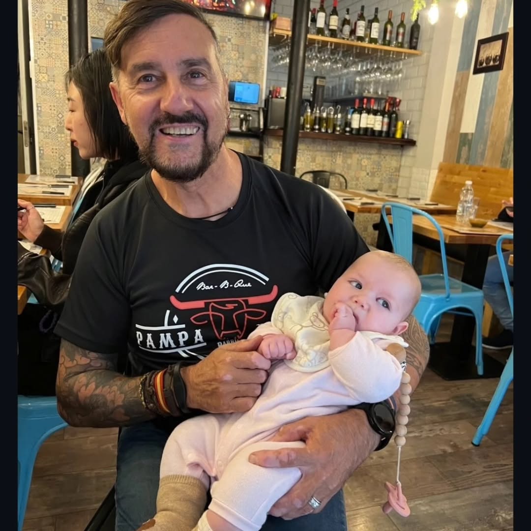 También cuidamos bebes a los clientes para q puedan comer tranquilos jajaja