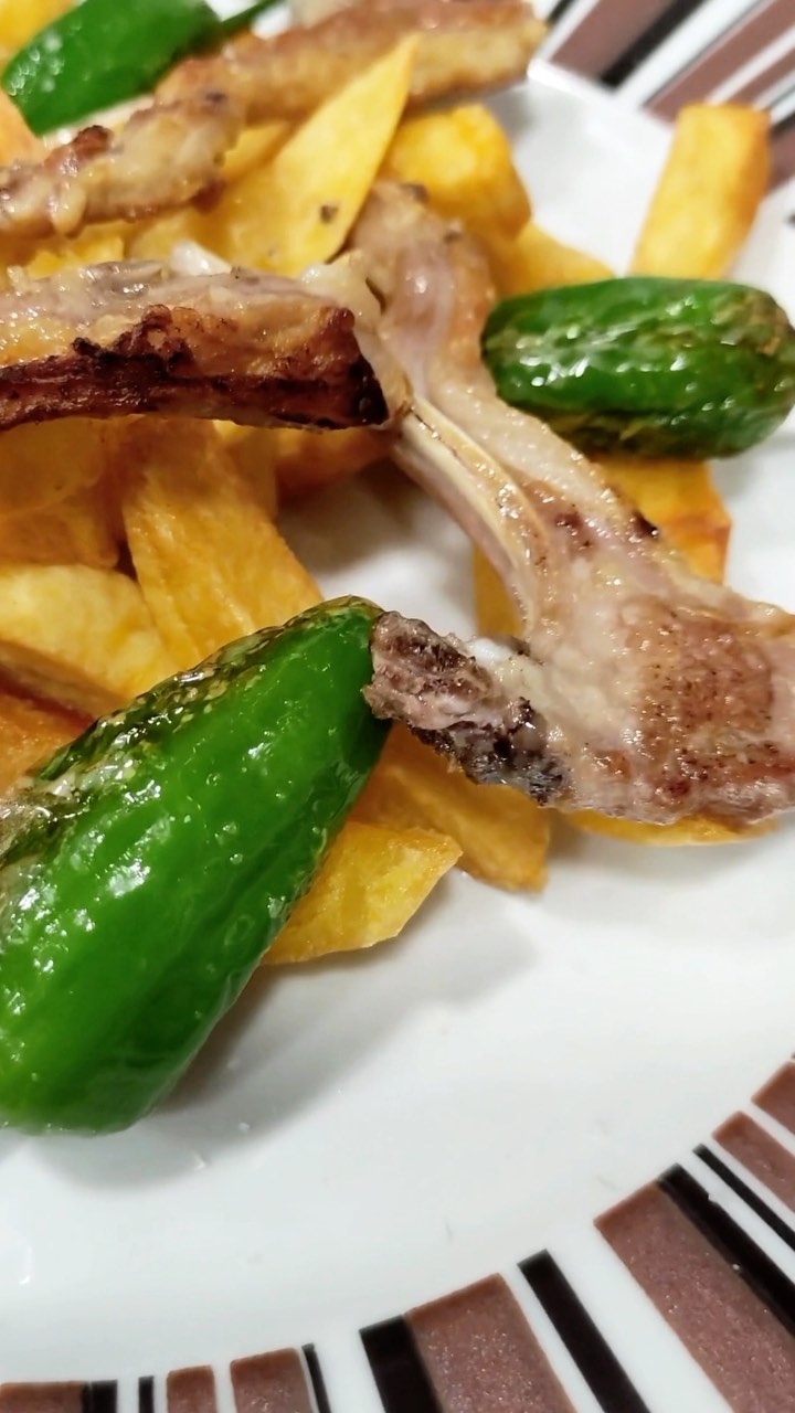 Chuletillas de cordero 
 
¿Existe algo mejor? Pide tu plato y cuéntanos que te han parecido.

¡Te esperamos! 

#laparril