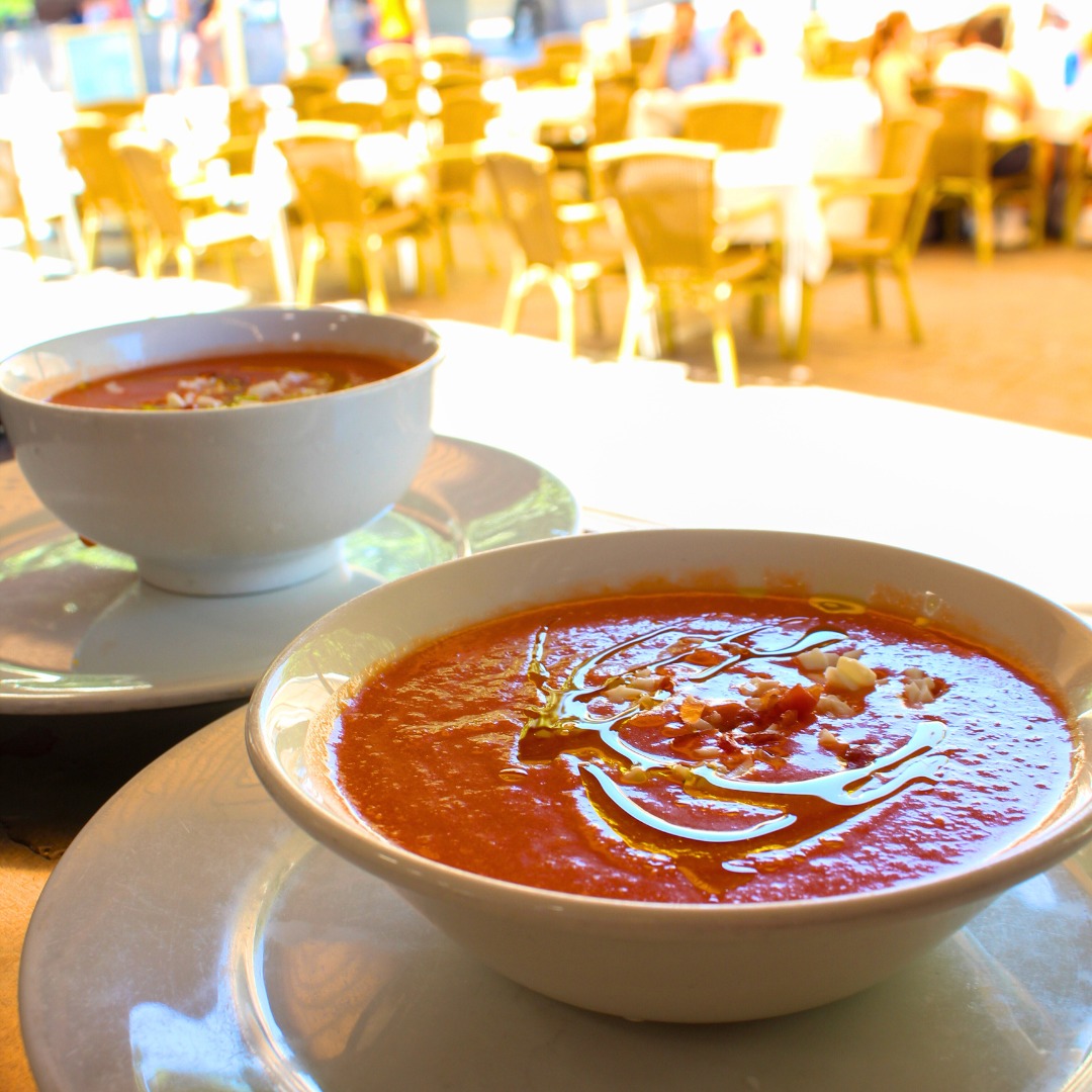 Descubre nuestro auténtico Salmorejo cordobés, una combinación perfecta de tomates frescos, aceite de oliva, ajo y exqui
