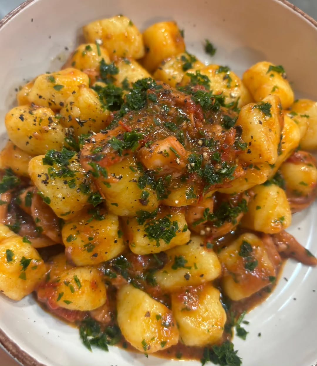 Si hoy te acercas a La Pasteria55 puedes disfrutar de estos gnocchi de patatas con pulpo fresco y tomate, una combinació