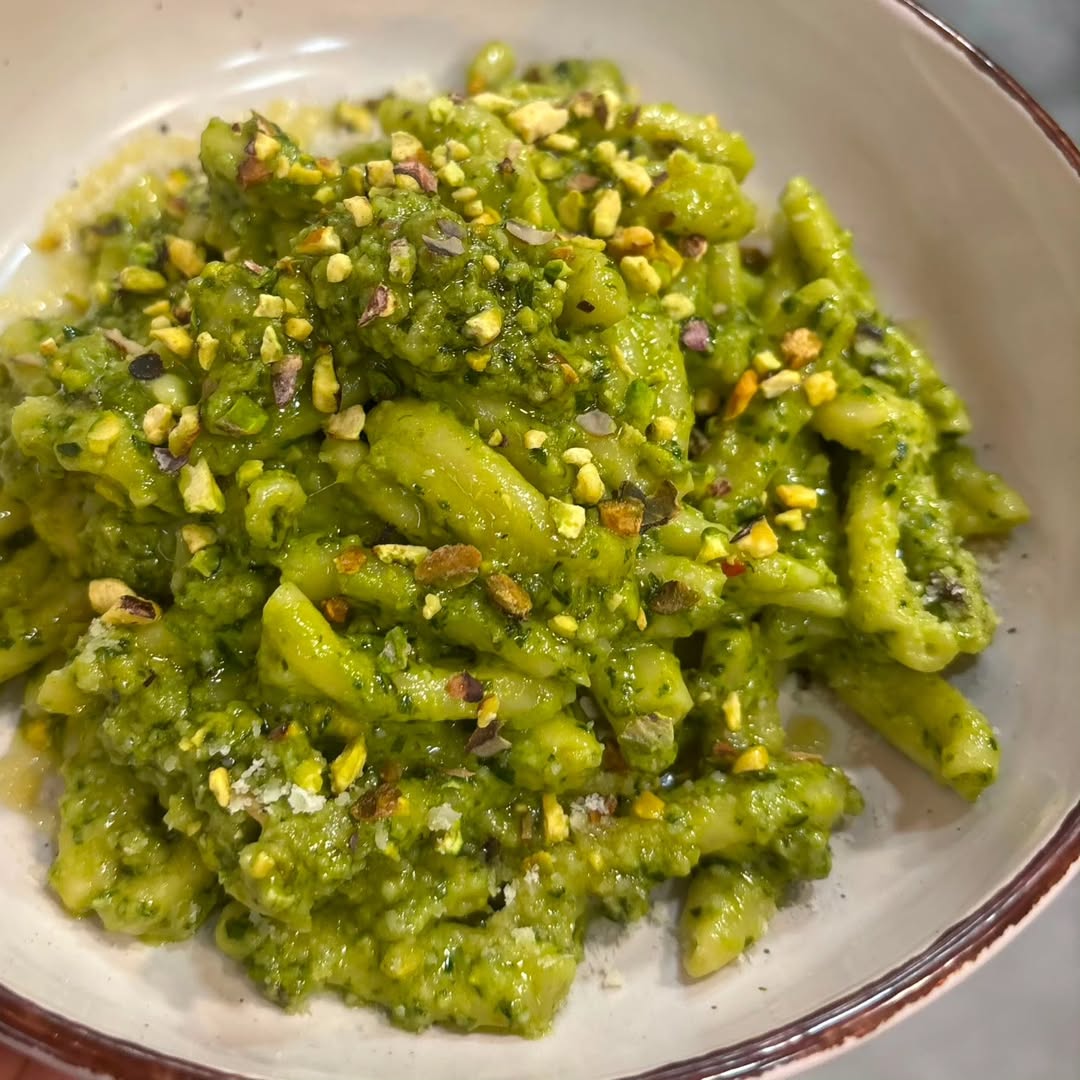 🌿 Nuestro pesto de albahaca, pistacho, parmigiano y limón es una fresca sorpresa para el paladar. 😋

Pruébalo si aún no 