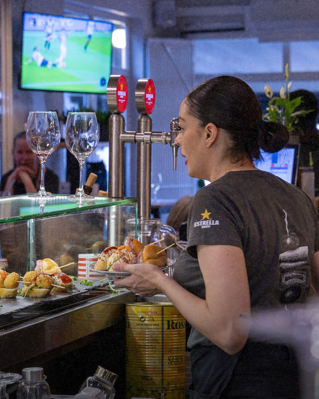 Detrás de cada pintxo y de cada copa, hay un equipo listo para hacerte sentir como en casa. 🥂✨

En La Pérgola nos encant