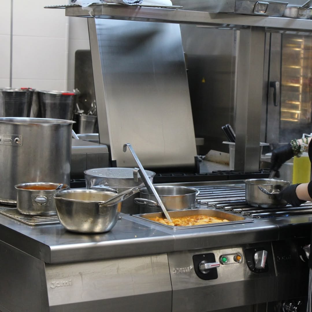 🍲 ¿ADIVINAS QUÉ GUISO SE ESTÁ COCINANDO? 👩🍳
Ahí sigue, a fuego lento, mientras nuestra cocinera le da los últimos toqu