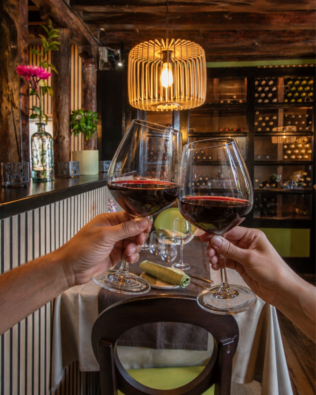 Cada botella guarda una historia y cada copa puede descubrirte un nuevo sabor. 🍷

Descubre nuestra selección de vinos y 
