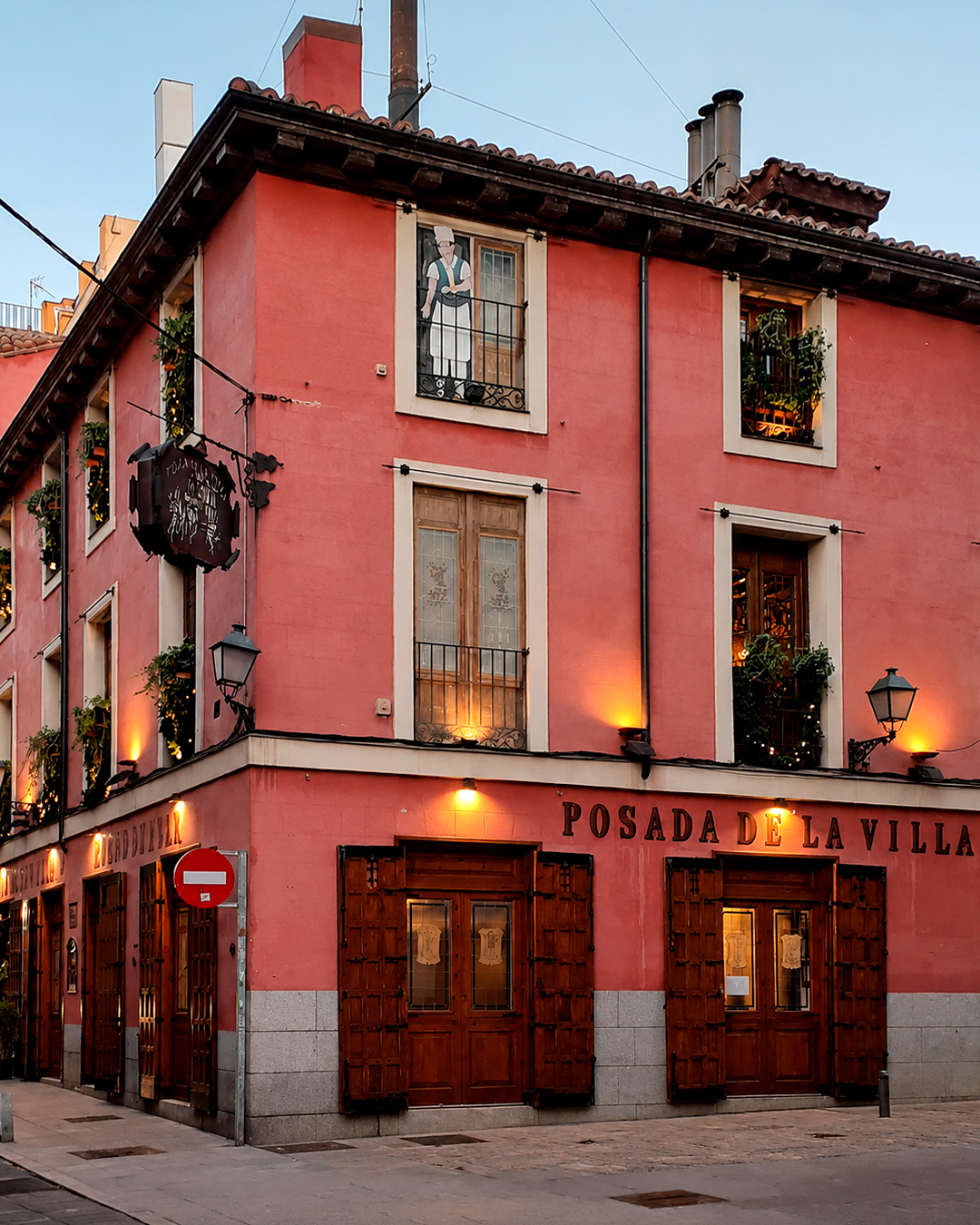 En pleno corazón de La Latina, La Posada De la Villa, @posadadelavilla1642, es puro corazón gastronómico de la @comunida
