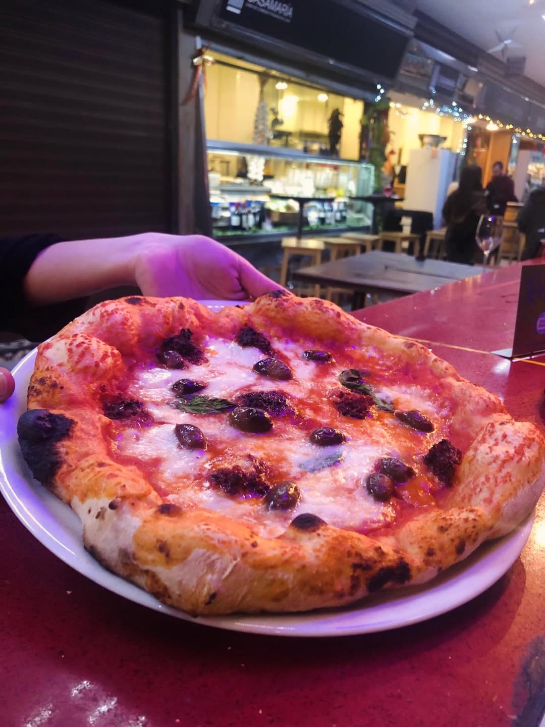 🍕✨ Cuando la pizza es arte… pasan cosas como esta.
Masa perfecta, borde crujiente, rúcula fresca, jamón y lascas de ques