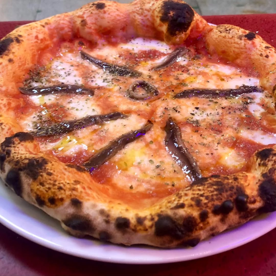 ¿Qué mejor plan que este? Con este frío, no hay nada como disfrutar una buena pizza en casa y ponerse al día con tu seri