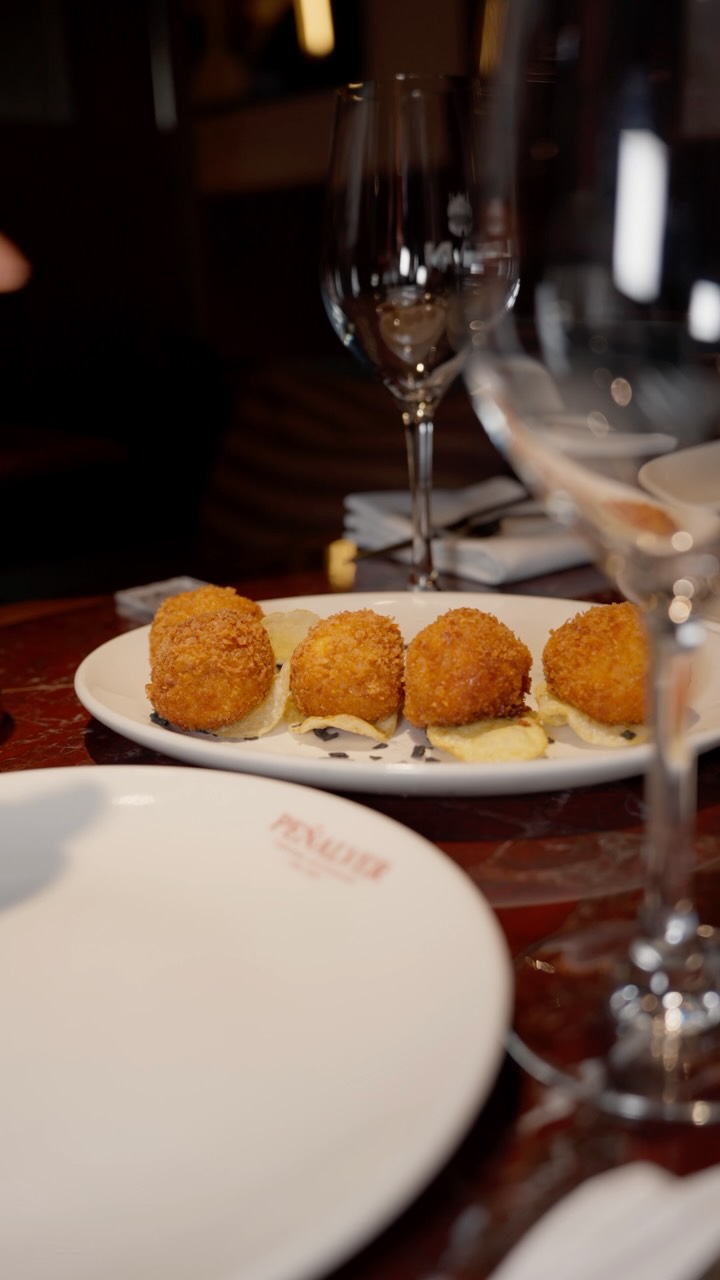 🚨 Nueva tentación en Taberna Peñalver: ¡croquetas de rabo de toro! 🤤

Todo el sabor de un buen guiso, ahora en un bocado