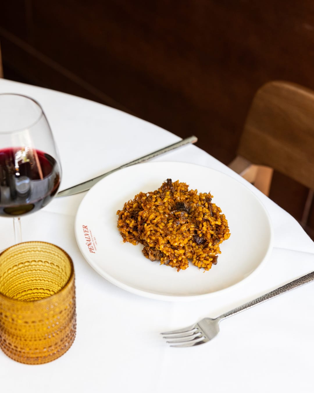 El tupper puede esperar. Hoy toca comer sentado y con mantel. 🍷

Vuelta a la oficina, agenda llena y una hora para comer