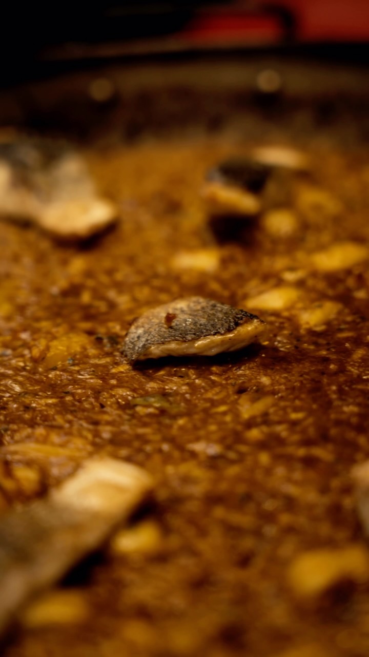 Entre semana, el arroz que más sale de esta cocina no es el de marisco. 🥘

Es el de lubina. Y tiene sentido: un arroz al