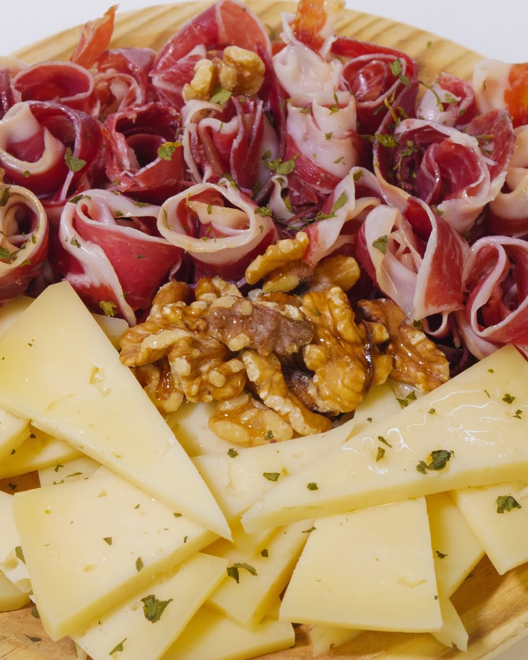 El único motivo por el que no me importa que sea lunes. 🍷
Si existe la felicidad absoluta, tiene forma de jamón, queso