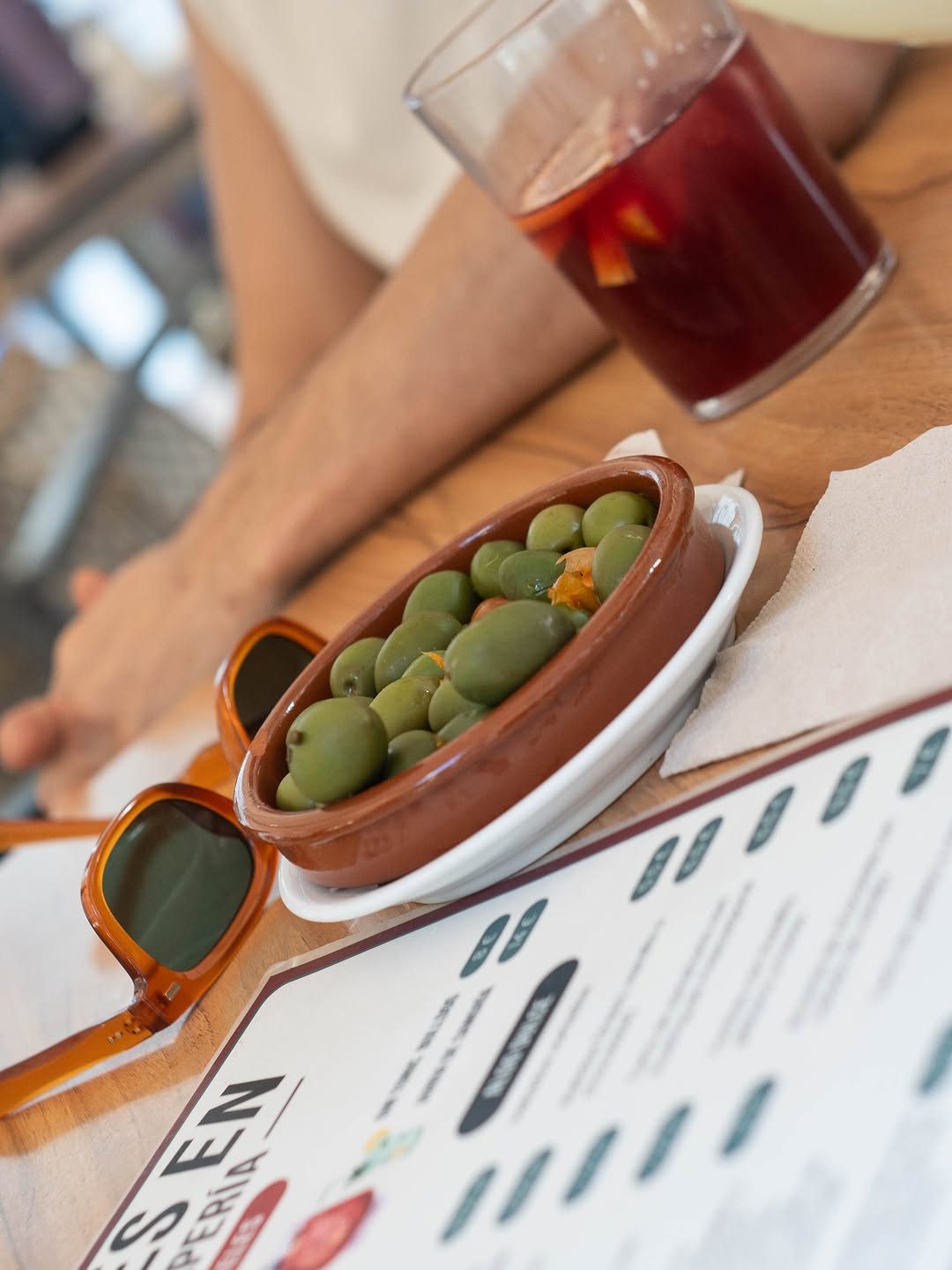 A la sombrita pero con buen aperitivo
¡Feliz fin de semana!