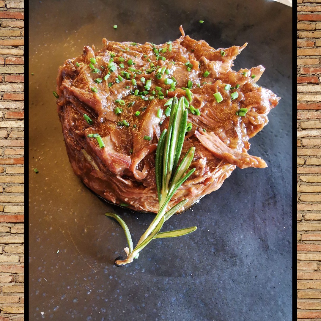 ¡Menudo platazo! Rabo de Toro de la Tasca, totalmente deshuesado sobre cama de patatas... 

✨Abrimos nuestra cocina de 1