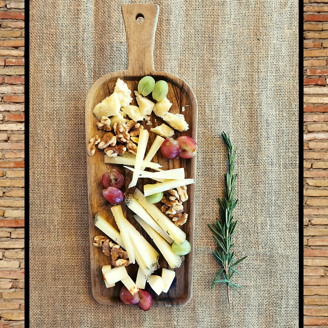 ¿Algo rico para picar?😋 Nuestra tabla de quesos con 5 variedades nacionales. Acompañados de miel de trufa negra y nueces
