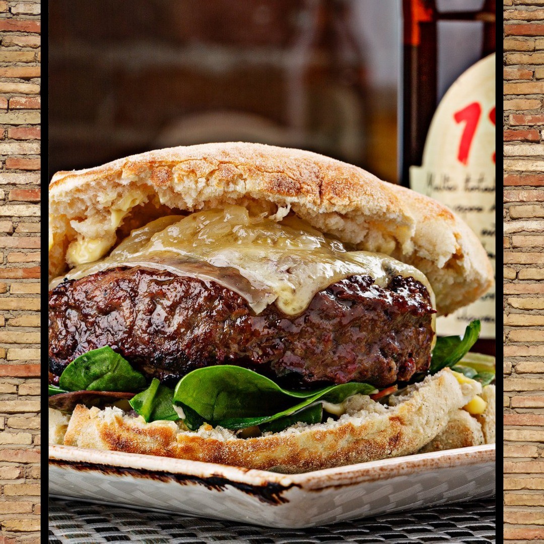 ¡Es viernes! Qué mejor forma de celebrarlo con una cerveza fresquita y nuestra hamburguesa de vaca rubia con pecorino tr