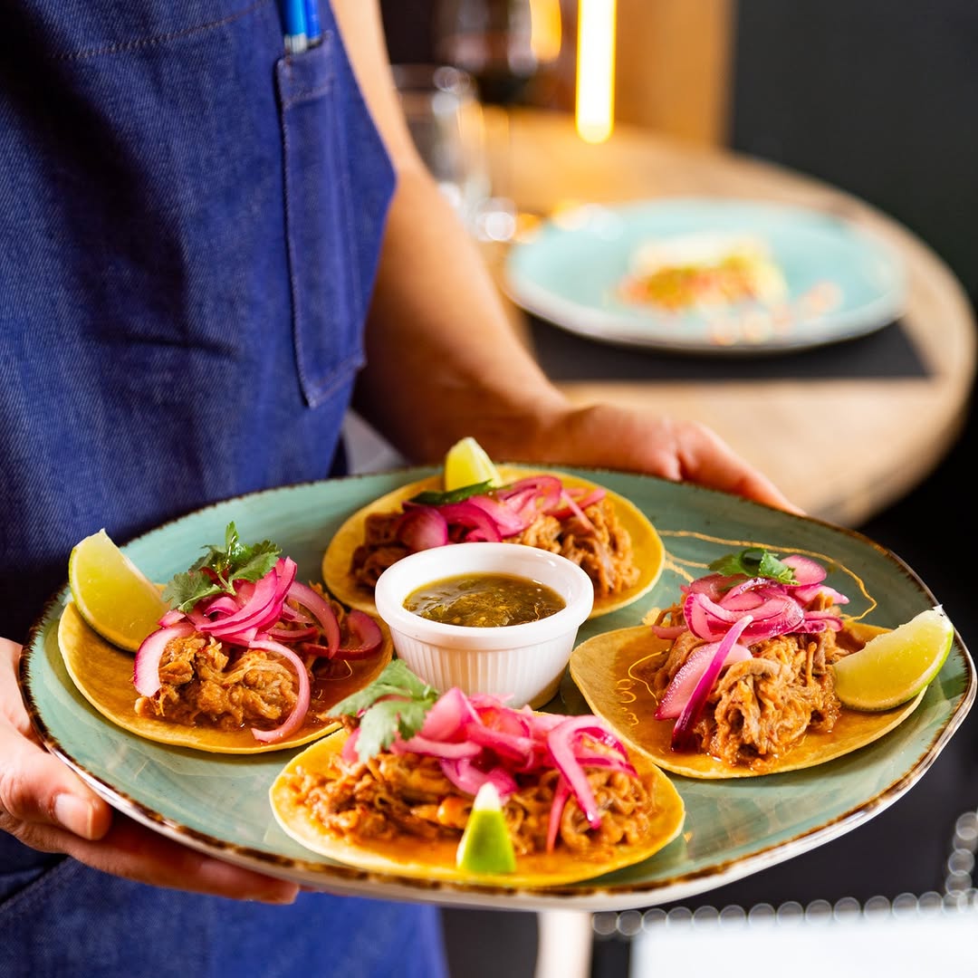 Si tienes antojo de tacos... aquí te
dejamos los tacos de cochinita pibil, lima y cebolla
morada... un plato ideal para