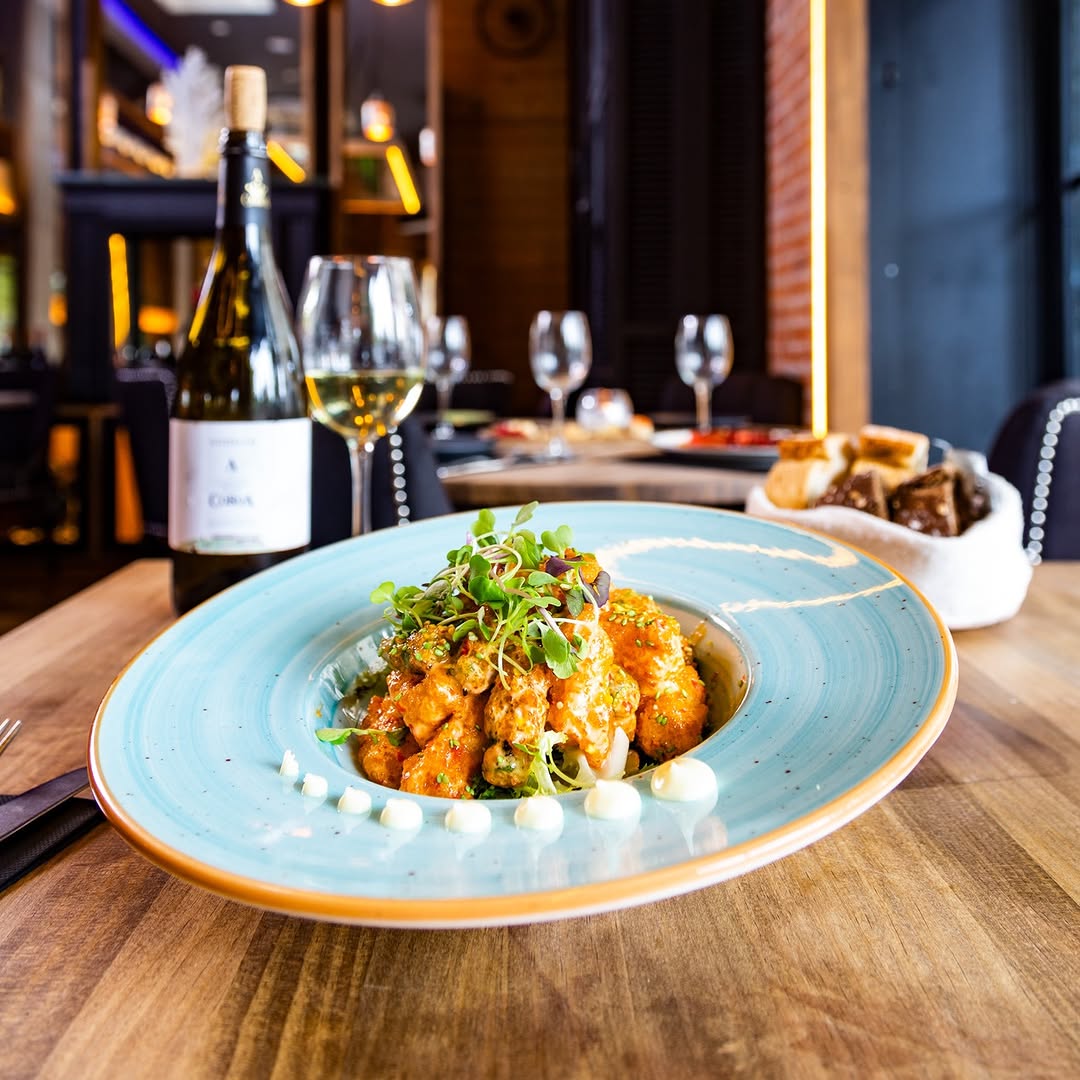 ¿Lo compartirías? Tempura de gambón y trigueros con salsa de chili garlic... 😋
✨Horario La Tasca del Retiro:
Martes a