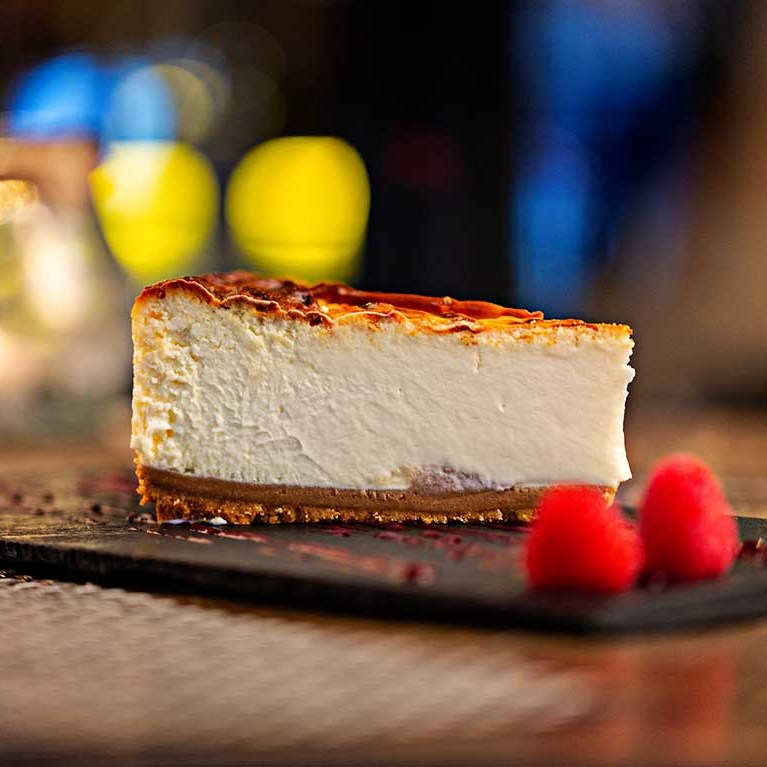 ¿Invitarías a la primera persona que te sale en compartir? 🤭 #mejortartadequesomadrid
✨Horario La Tasca del Retiro:
Ma