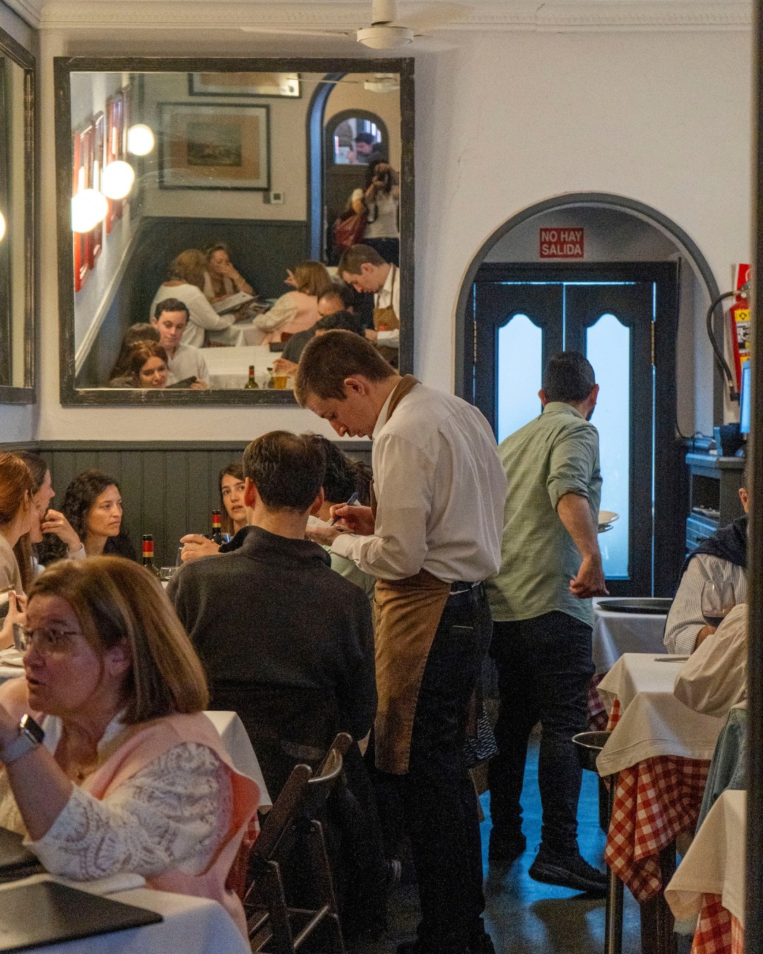 Aquí el ambiente se crea entre brindis que aparecen sin buscar una ocasión especial, aromas deliciosos que te envuelven