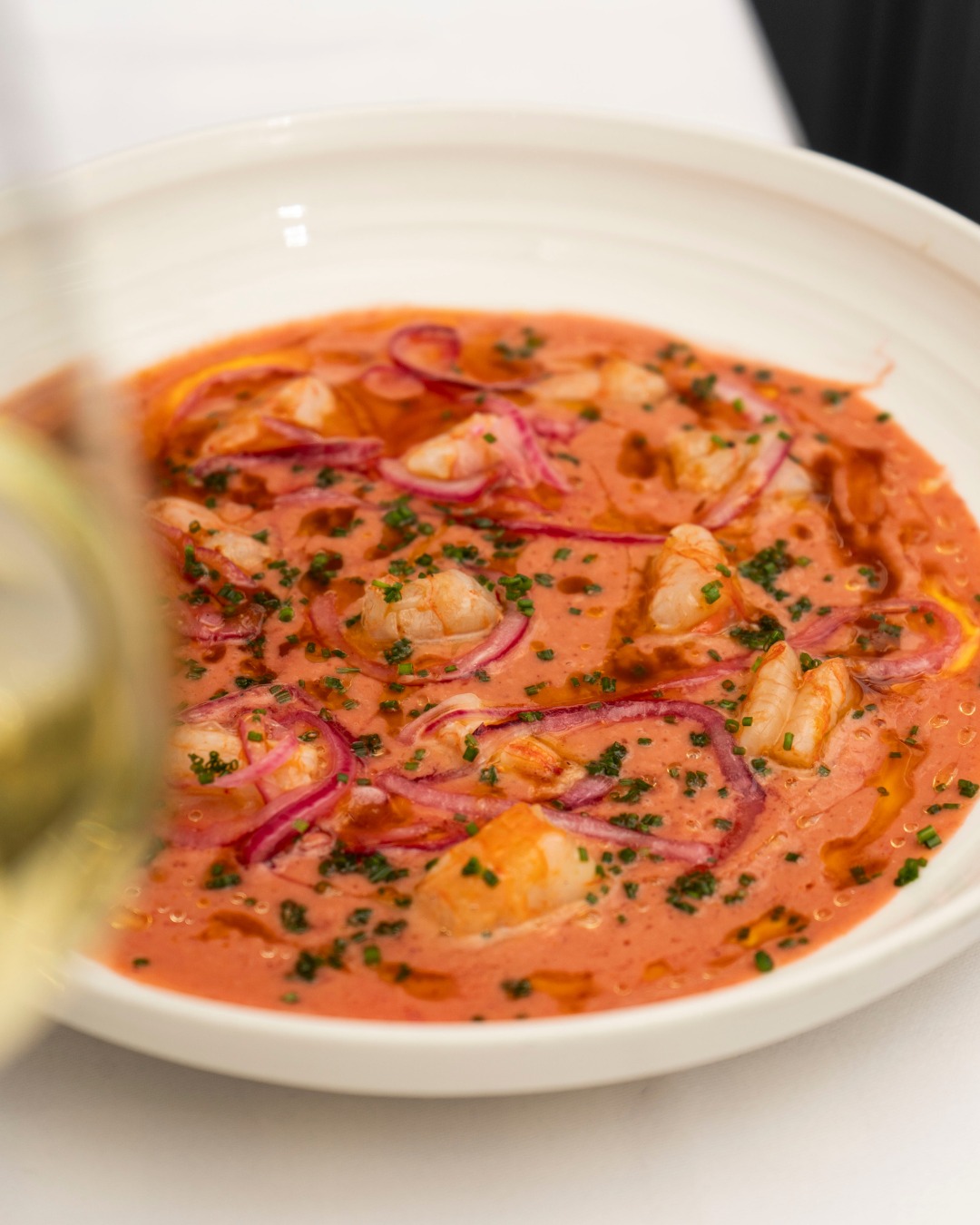 Nuestro gazpacho de cereza con gamba roja alistada y cebolla encurtida, demuestra que el verano también puede disfrutars
