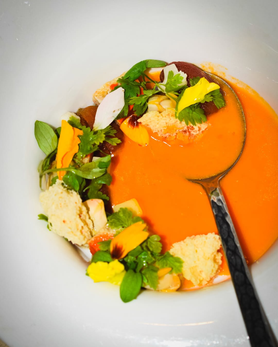 El foie del mar existe y se llama hígado de rape.
Hoy va encima de un gazpacho de tomatillo: frío, ácido, untuoso.
Agos