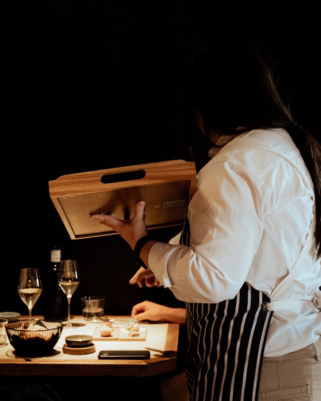 Aquí no solo vienes a comer.
El equipo de sala se encarga de que todo esté a tu gusto,
de principio a fin.
Tú pide… qu