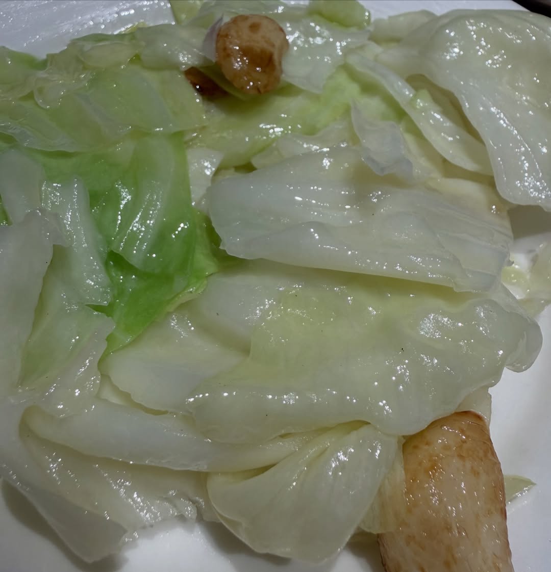 La sencillez cada día me obsesiona más , y aquí este plato , col blanqueada y salteada con ajo y regada con un buen acei