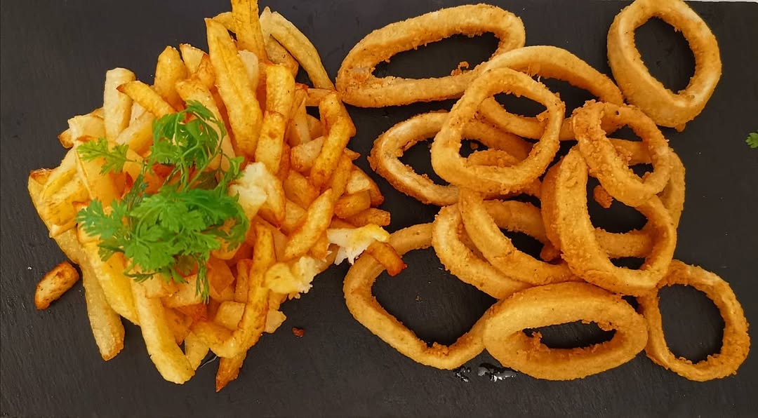 CALAMARES A LA ROMANA, un delicioso plato que nunca falla, ya sea de entrante o como principal.
RESERVA TU MESA
⬇️⬇️⬇️