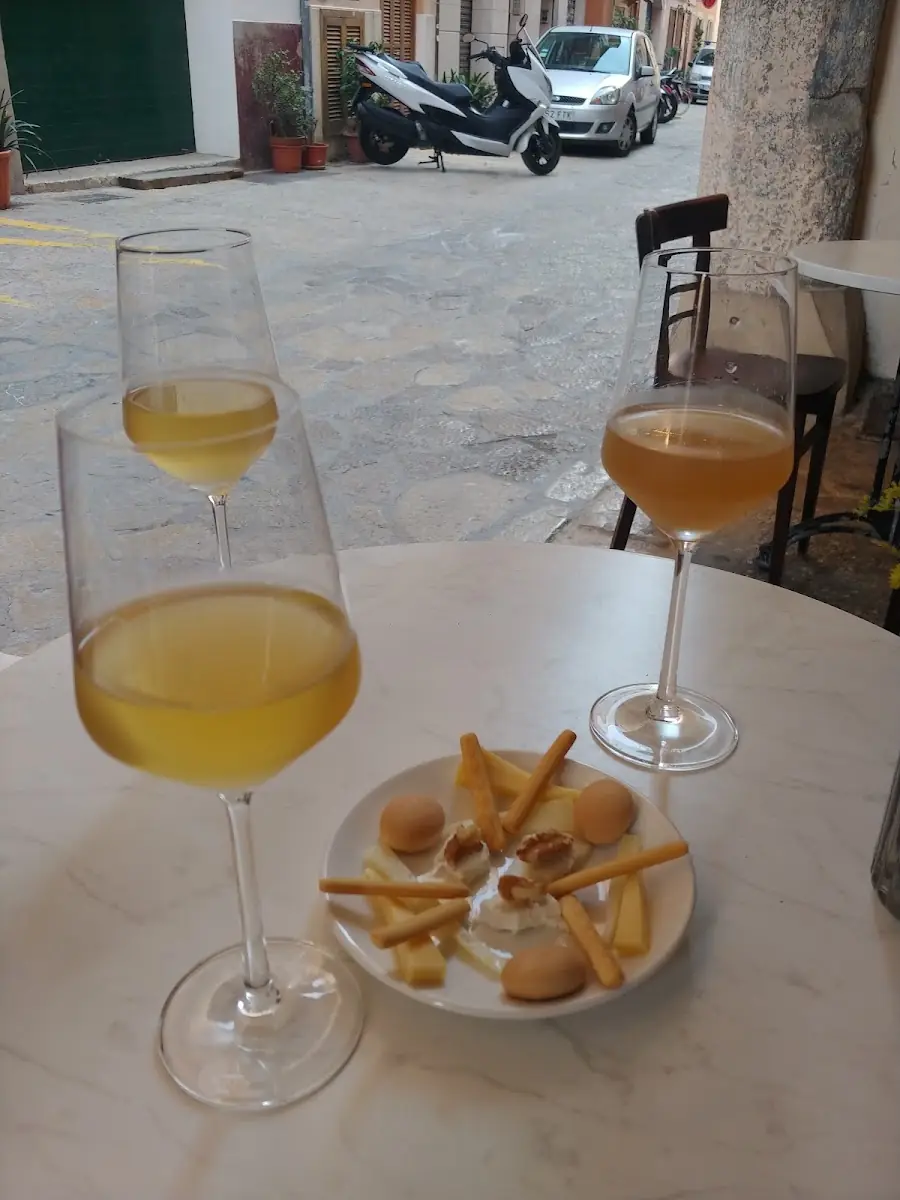 Wine with snacks at La Viniloteca